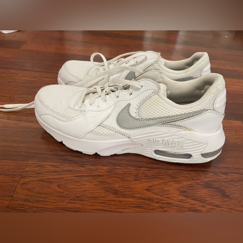 Women’s Nike Air Max White Sneakers Size 9.5 | Lightweight Comfort Shoe